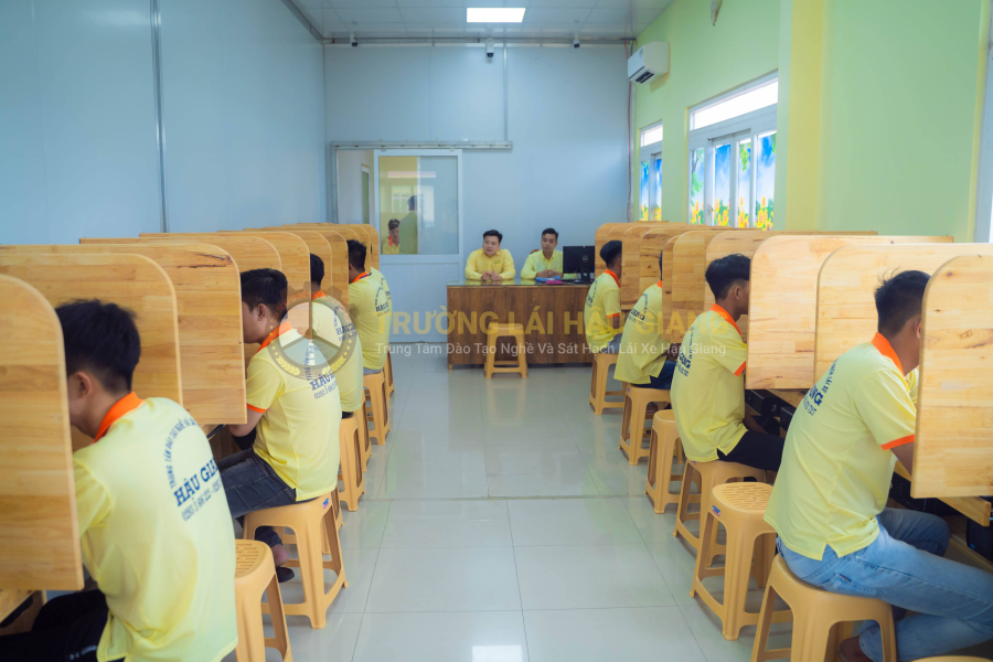 Hạng C1 lên D1
