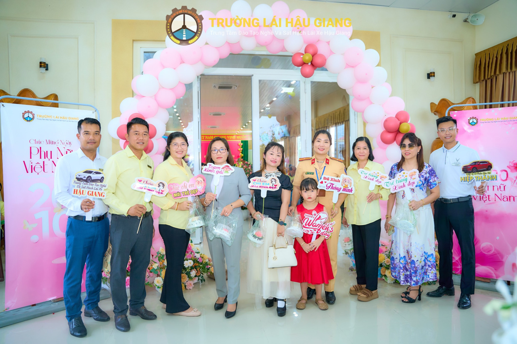 //www.truonglaihaugiang.com/files/images/20-10-2025%20(Giang).jpg?v=1.0