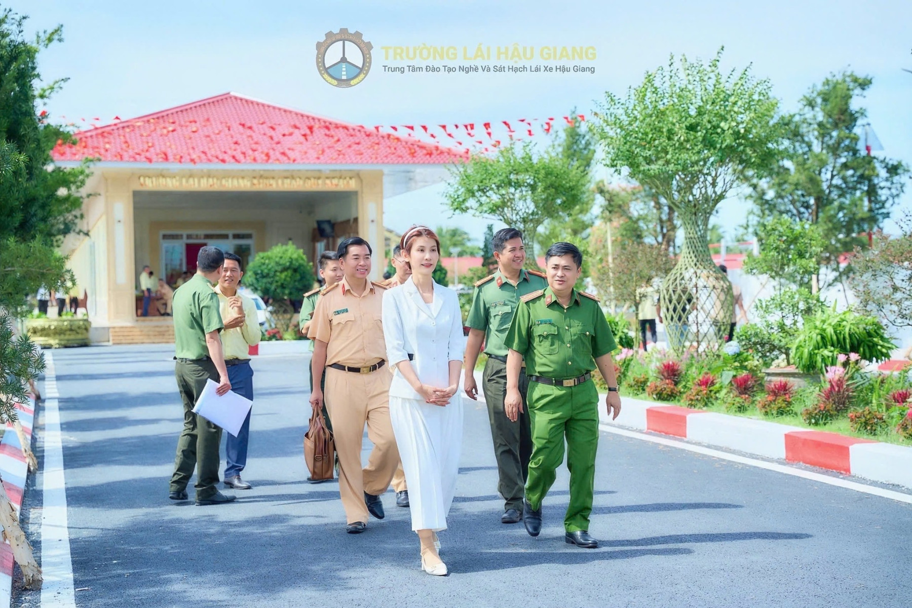 //www.truonglaihaugiang.com/files/images/Ha%20%26%20Chu%207.jpg?v=1.0